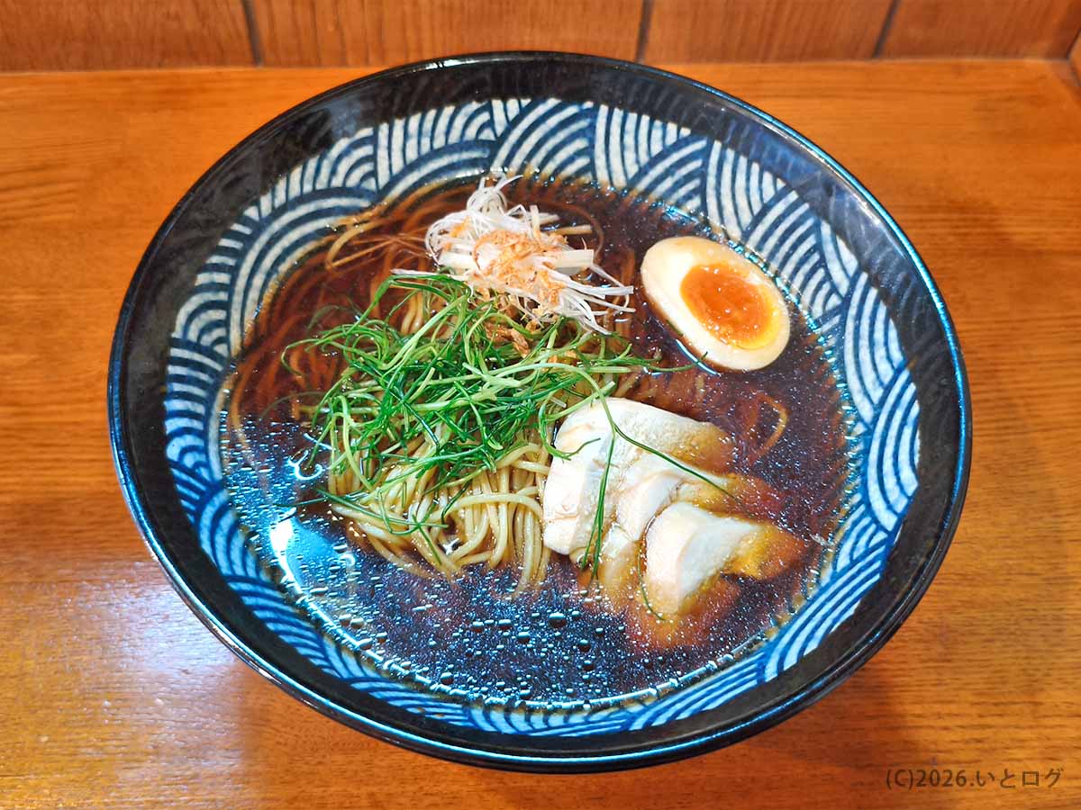 鶏出汁中華そば 暁月の濃い色合いの醤油スープが特徴的な黒醤油ラーメン