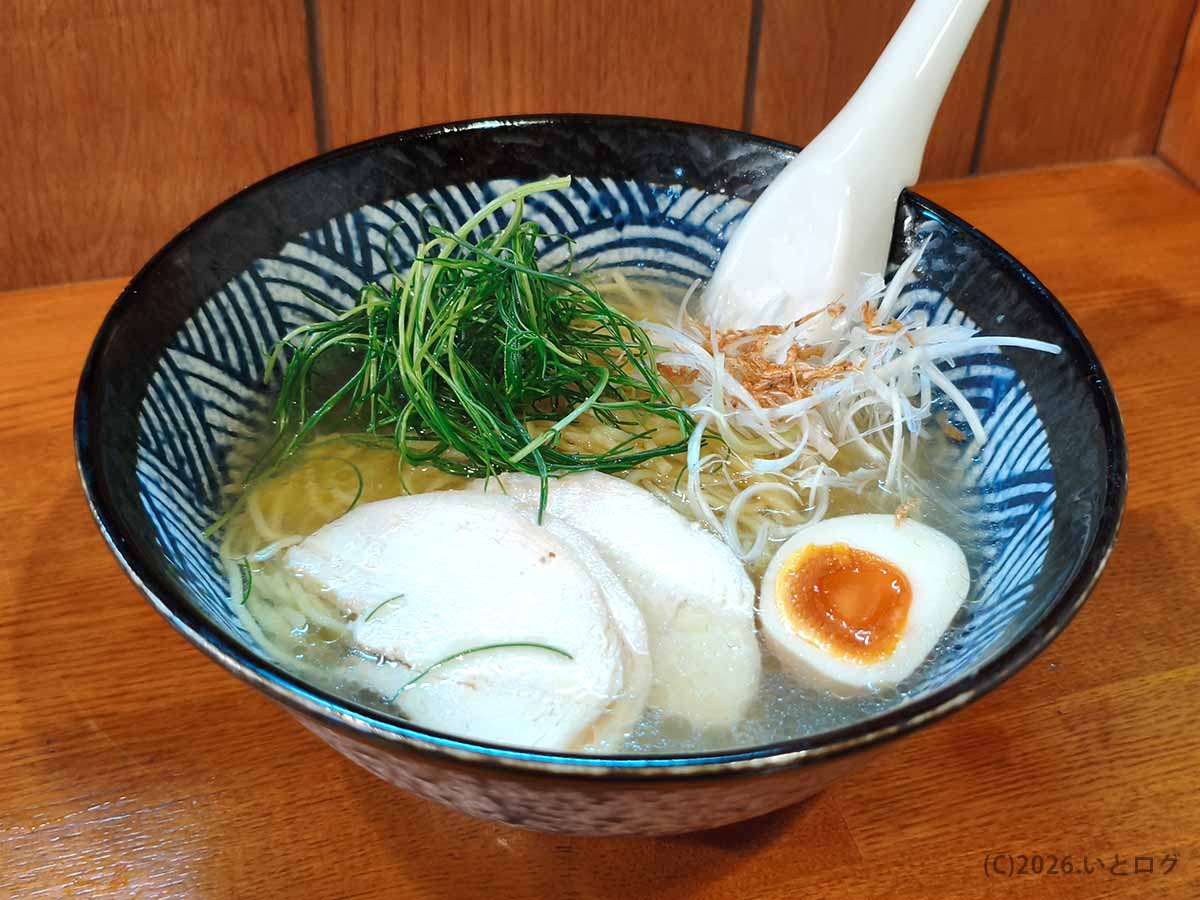 鶏チャーシューと味玉、青ねぎ、白ねぎが盛られた暁月の塩ラーメン