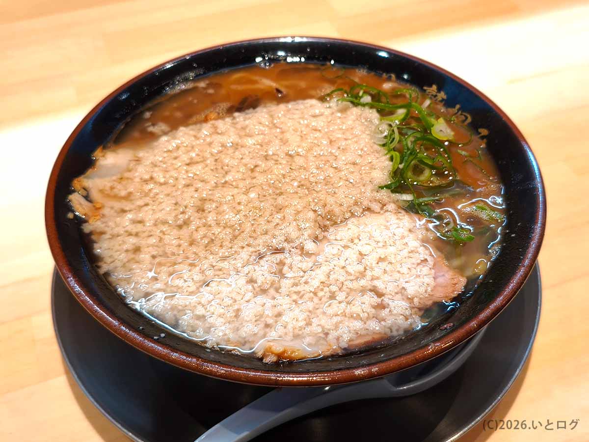 福岡県春日市「あなたの心を鷲掴み ほぼ博多本店」の背脂がたっぷり浮かぶ骨濃厚とんこつ