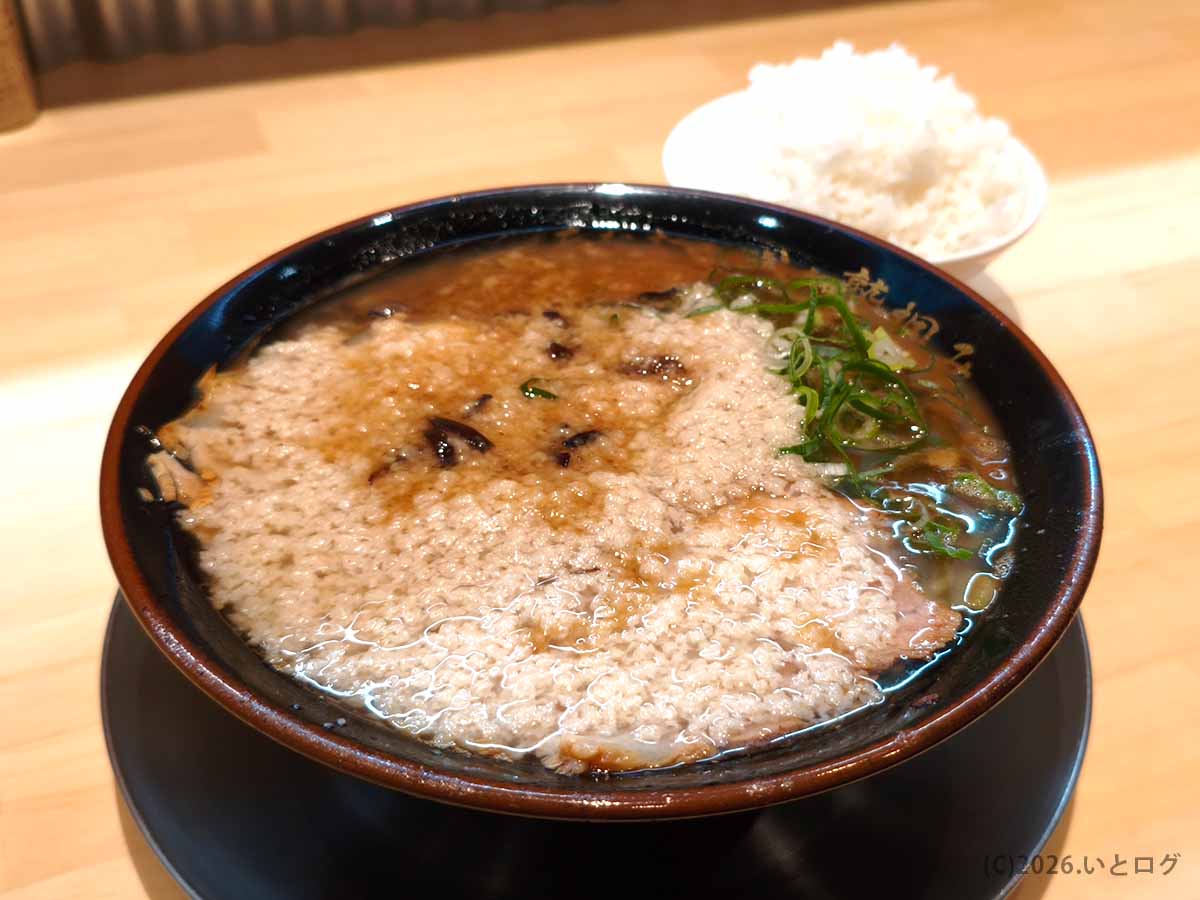 あなたの心を鷲掴み ほぼ博多本店で注文した濃厚な豚骨ラーメンとごはん