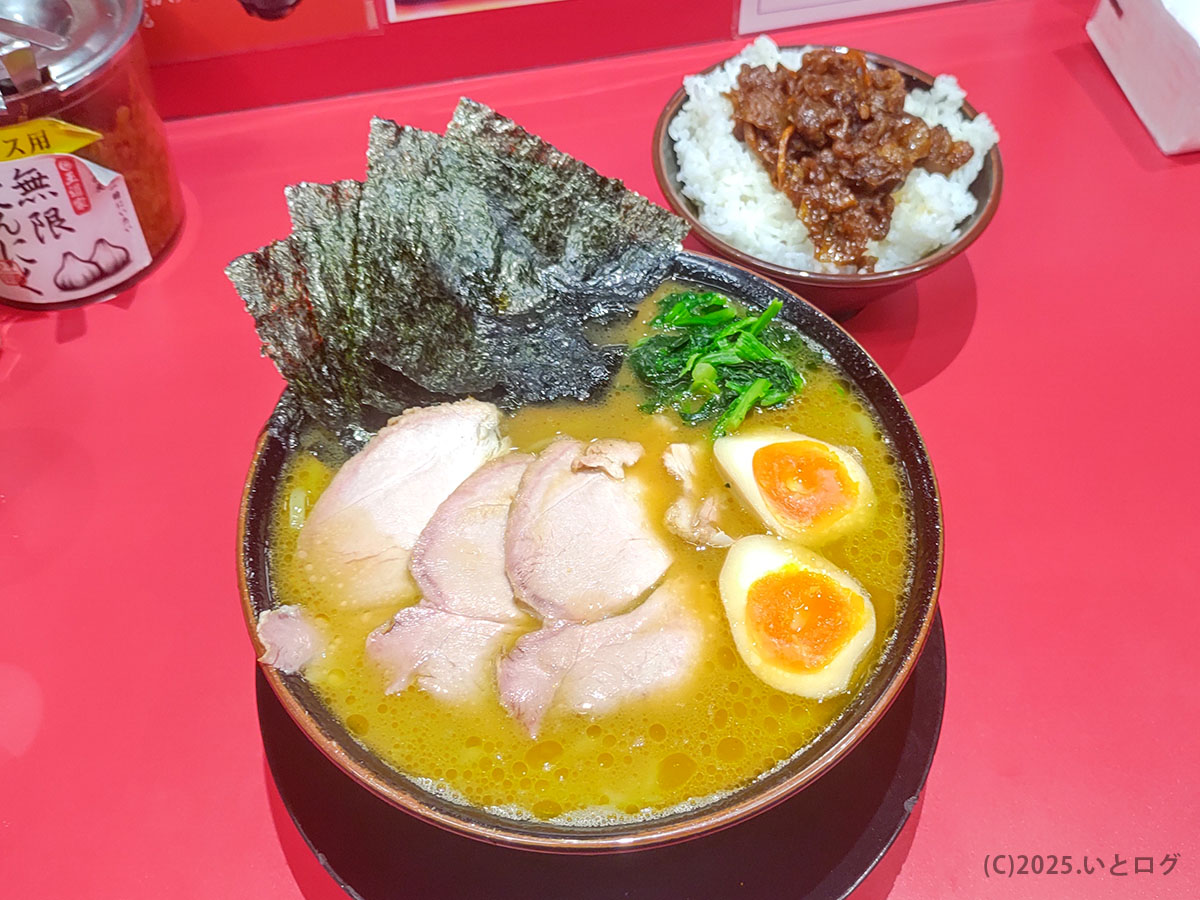 青森市の家系ラーメン青森野呂家、チャーシューと味玉がのった一杯とライス