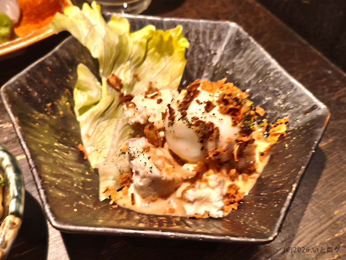 居酒屋亜紗 本店で提供される温玉入りポテトサラダ｜長崎の人気居酒屋メニュー