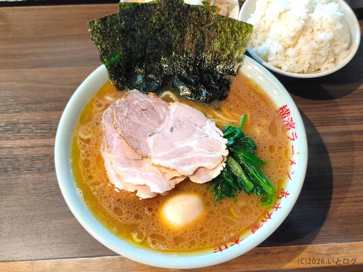 東京・杉並区の阿佐ヶ谷にある横濱ラーメン あさが家 本店で注文した、チャーシュー・味玉・ほうれん草・海苔入りの特選ラーメンとライス