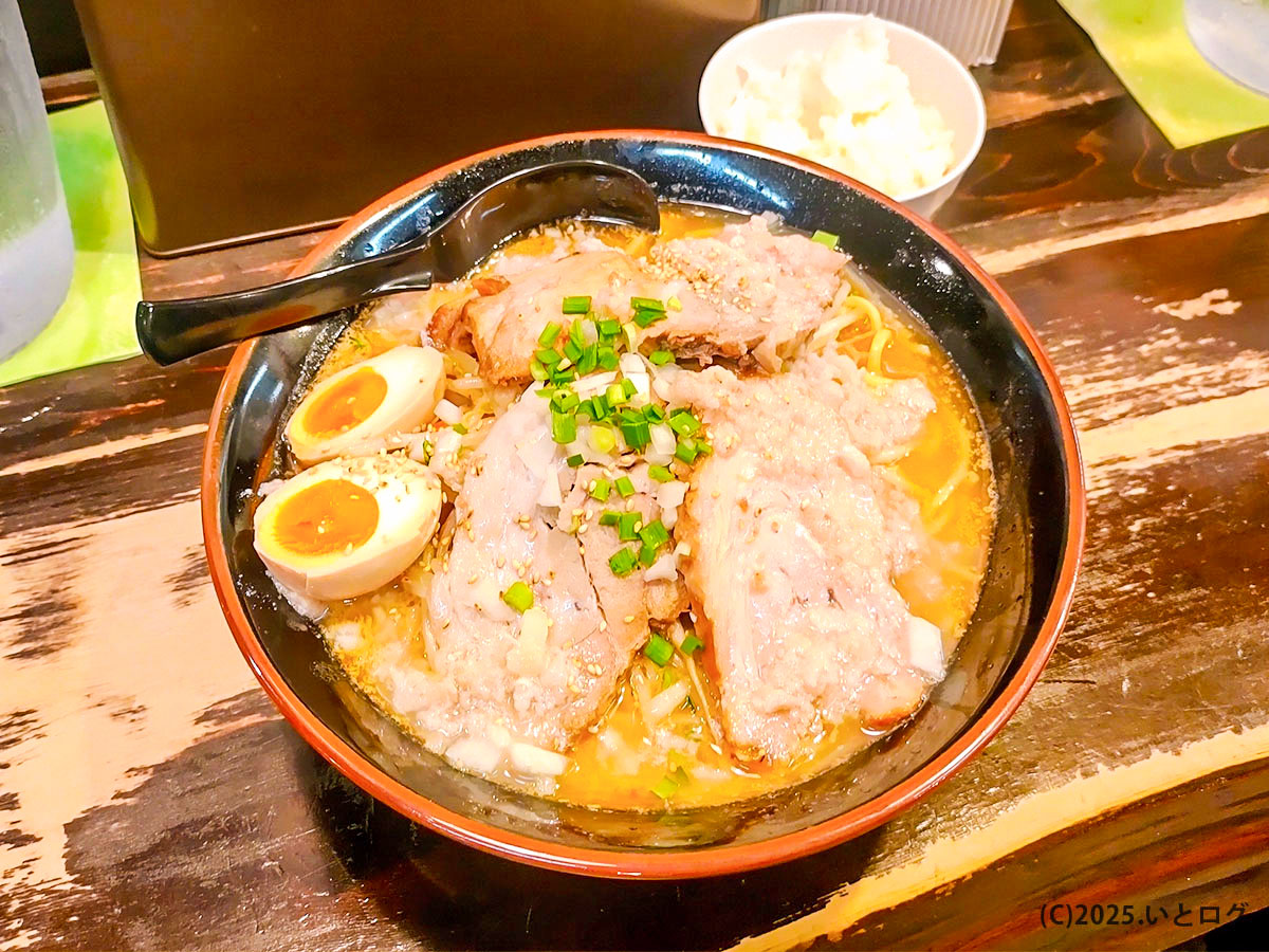 ラーメン熱人G麺（甲斐市）で提供されるG系チャーシュー麺のアップ写真。厚切りチャーシューと味玉が盛られた迫力ある一杯で、G麺 山梨エリアでも人気のメニュー。