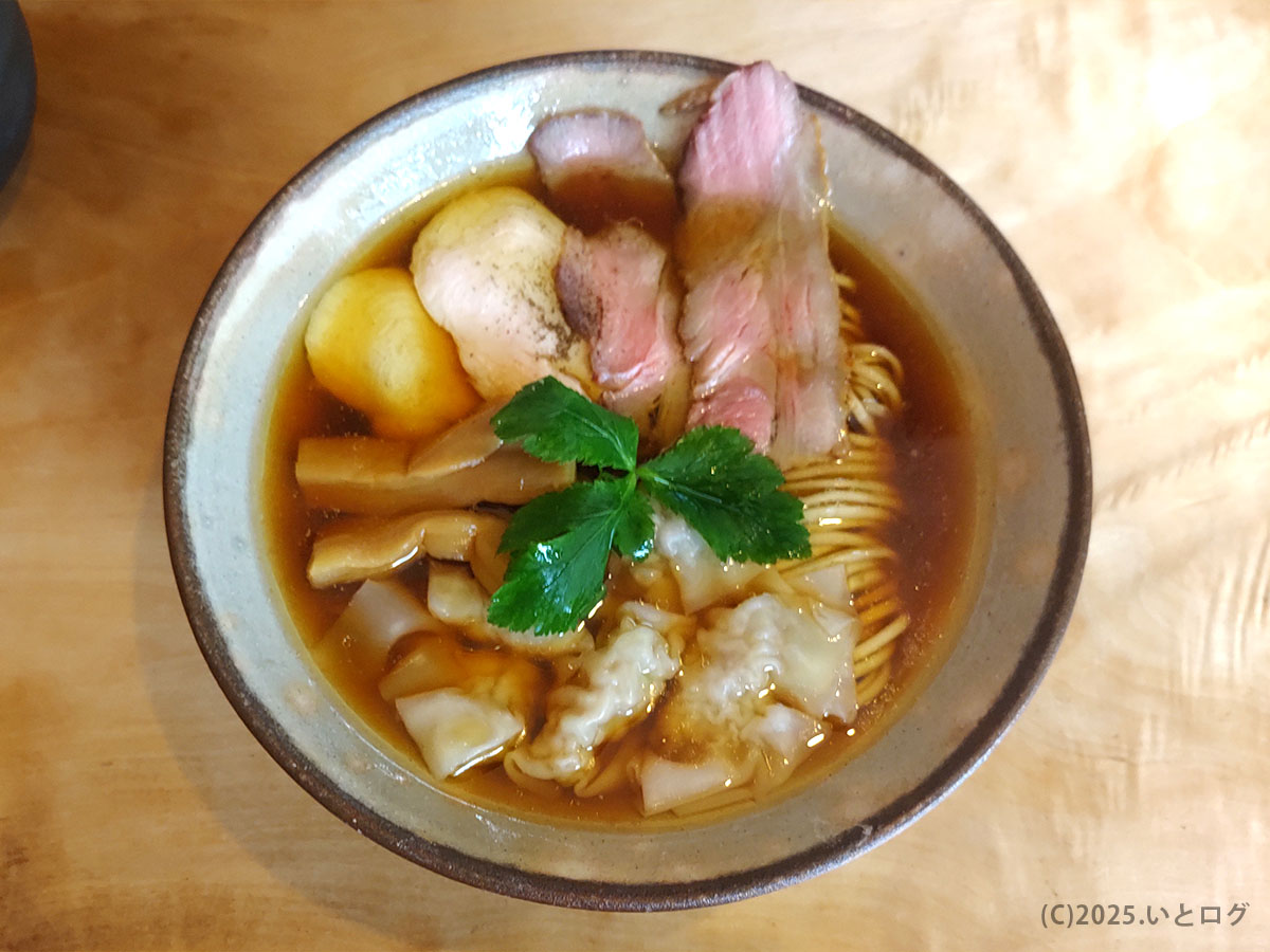 上から見たワンタン入り醤油ラーメン。透き通ったスープと細麺が調和する梅花亭の定番。