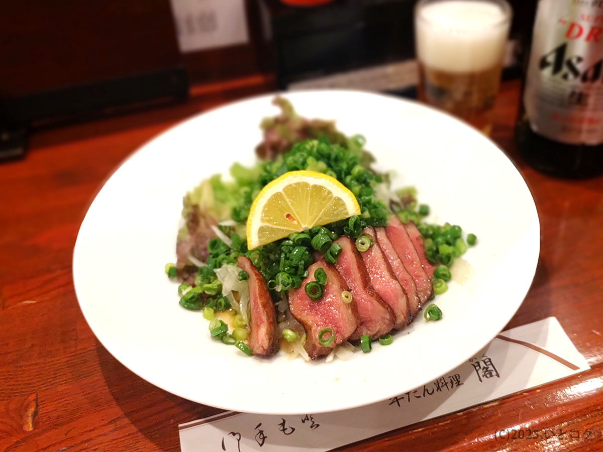 牛たん料理 閣 ブランドーム本店の牛たんたたき。薄くスライスされたレア牛タンにネギとレモンが添えられ、ビールとの相性抜群。ブランドーム閣ランチでも人気の一品。