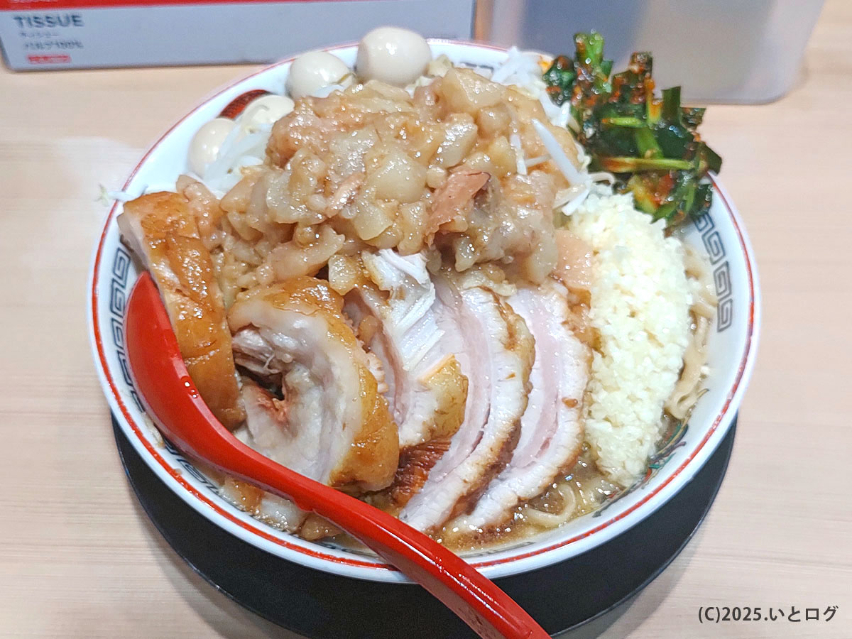 ラーメン豚彦 甲府駅前店の二郎系ラーメン。分厚い豚と背脂、野菜が山盛りで、甲府駅周辺でも人気の一杯。