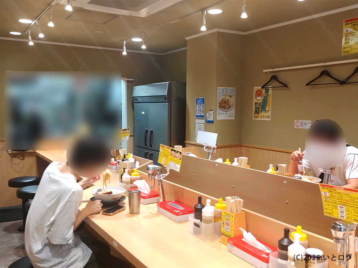 豚彦 甲府駅前店の店内カウンター席。明るい店内で食べやすく、甲府駅からのアクセスも良い人気の二郎系店。