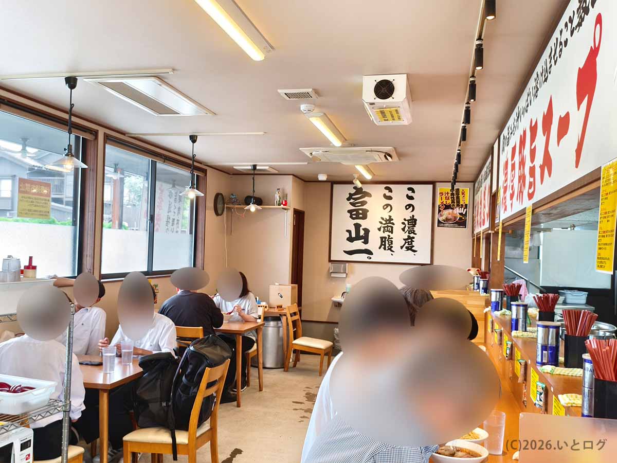 富山市の二郎系ラーメン店・麺屋豚道場ぶた壱のカウンター席とテーブル席が並ぶ店内