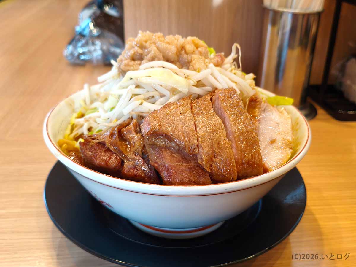 ラーメン豚山 静岡新川店の小ラーメン。もやしとキャベツ、厚みのある豚、アブラが盛られた静岡市の二郎系ラーメン。