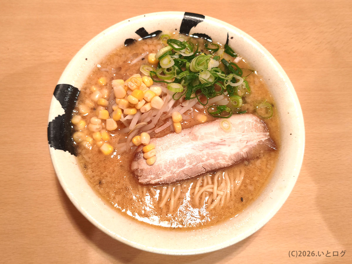 トンテキ屋ちゃん四日市店で提供されているラーメン。コーンともやし、チャーシューがのった一杯