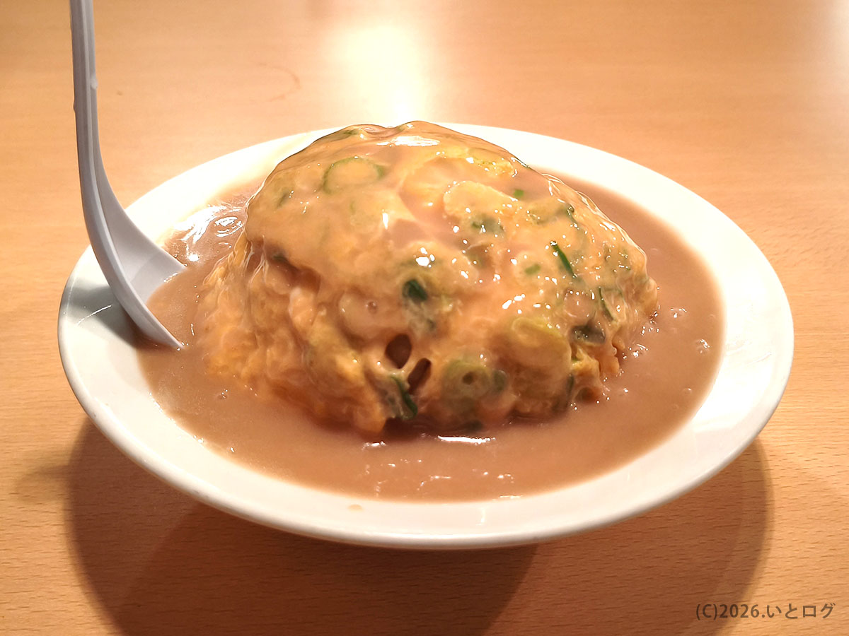 トンテキ屋ちゃん四日市店の天津飯。とろみのある餡が特徴の人気ご飯メニュー