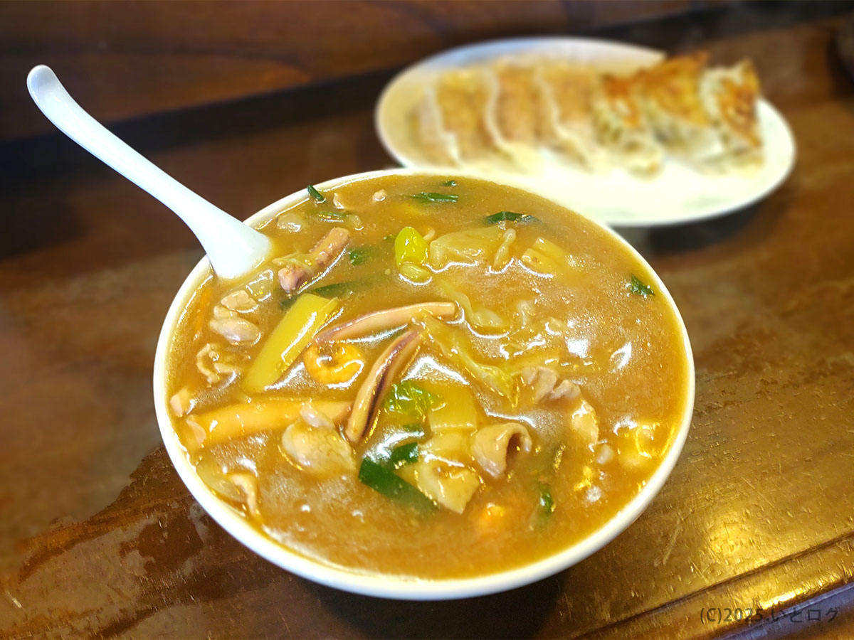 秋田市の人気ラーメン店・チャイナタウンで提供される味噌ちゃんぽんと焼き餃子の組み合わせ