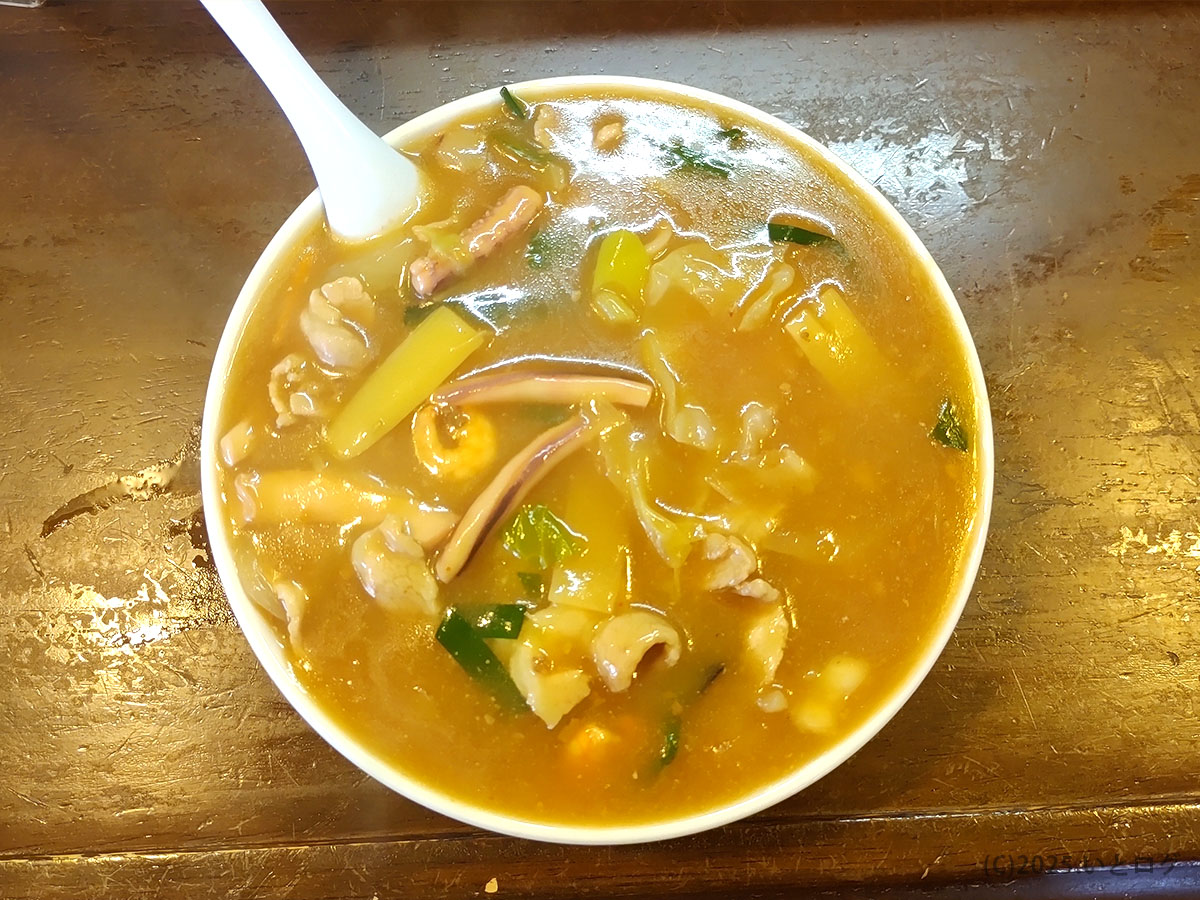 秋田のご当地ラーメン的存在とも言われるチャイナタウンの味噌ちゃんぽんを上から撮影