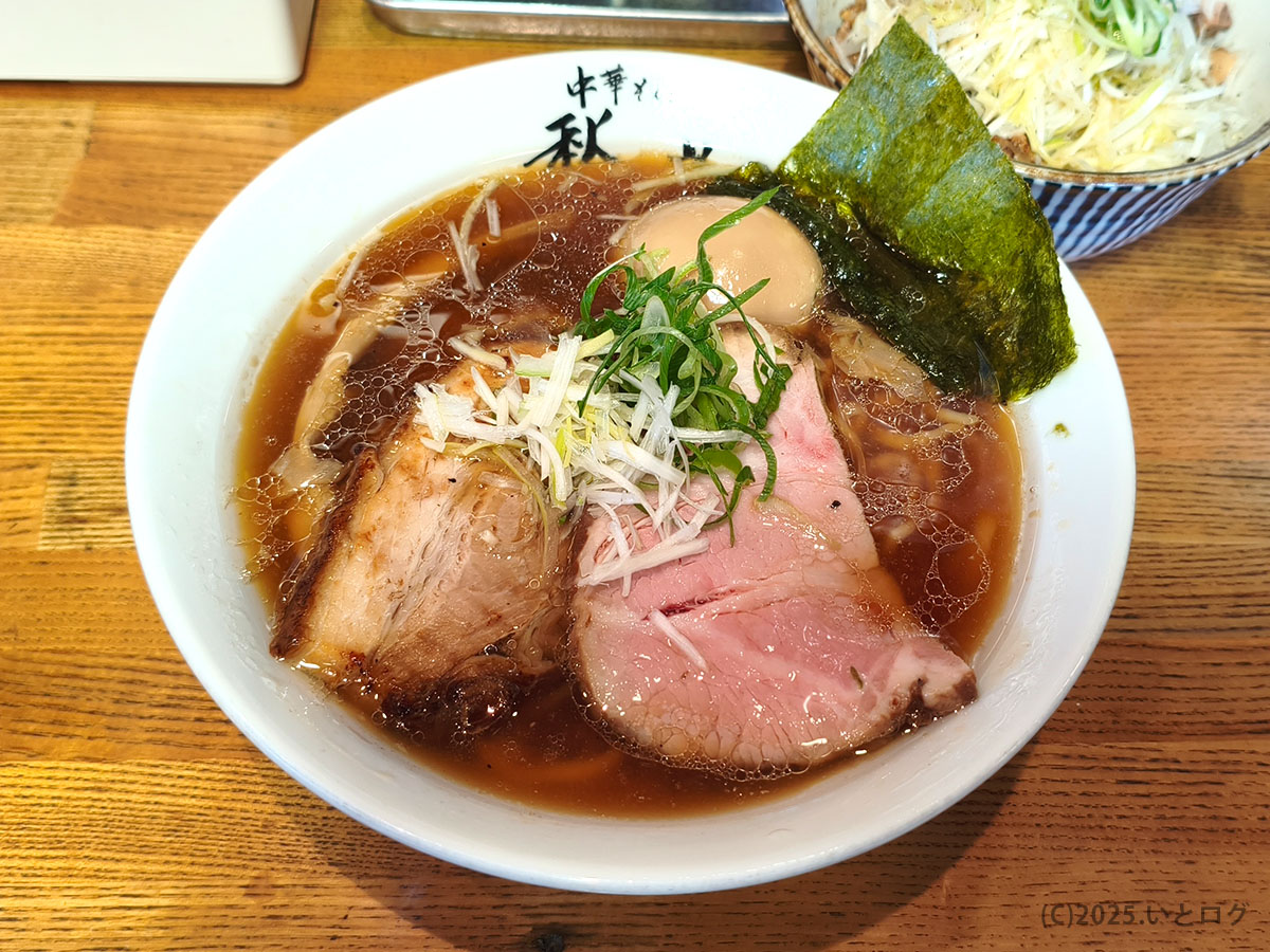 中華そば秋山の醤油ラーメン。南アルプス市で味わえる、澄んだスープと2種のチャーシューが印象的な一杯