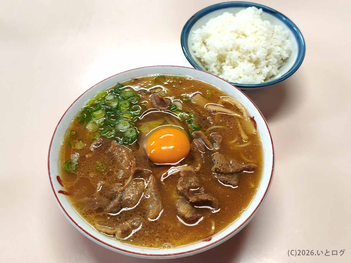 徳島市の中華そば いのたに 本店で注文した徳島ラーメン。茶系スープに生卵と肉がのり、ライスと一緒に楽しめる一杯。