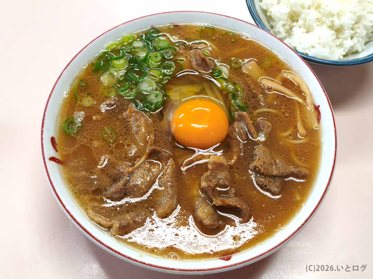 中華そば いのたに 本店の徳島ラーメンを近くから撮影。茶系の豚骨醤油スープに生卵、肉、ネギ、メンマがのった徳島ご当地ラーメン。