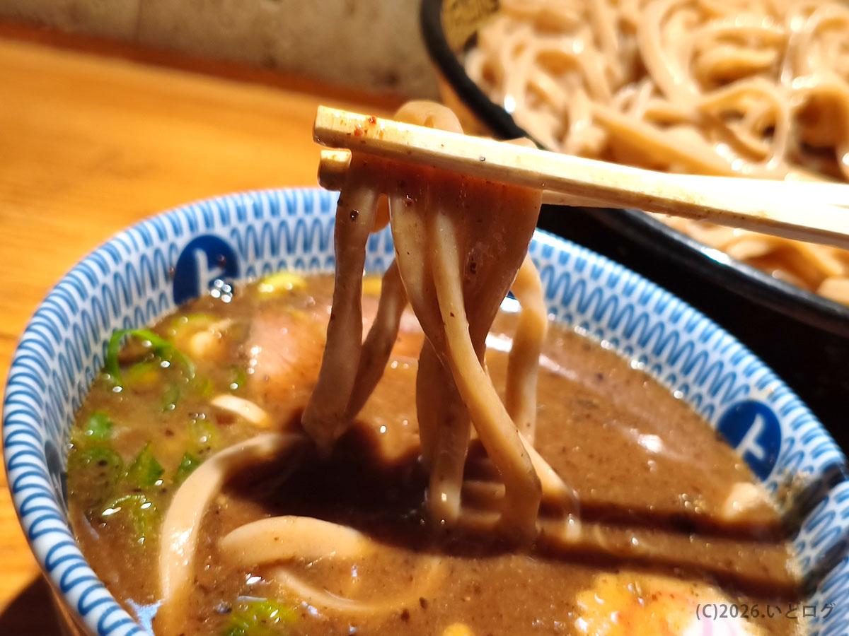 中華蕎麦うゑずのつけ麺を実食レビュー、濃厚スープと極太麺の絡みが特徴の山梨の人気つけ麺