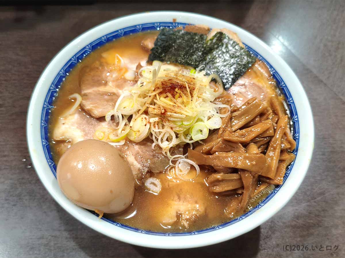 東京都練馬区の中華そば べんてんで提供されたラーメン。チャーシュー、メンマ、味付玉子、ネギ、海苔が盛られた一杯