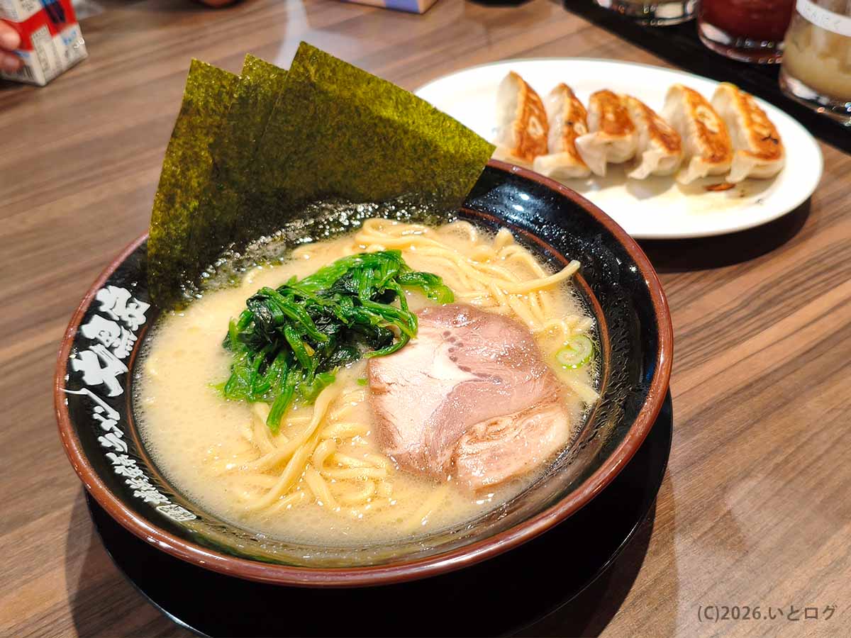 山梨県甲府市の大黒家 甲府向町店で注文した横浜家系ラーメンと特製餃子