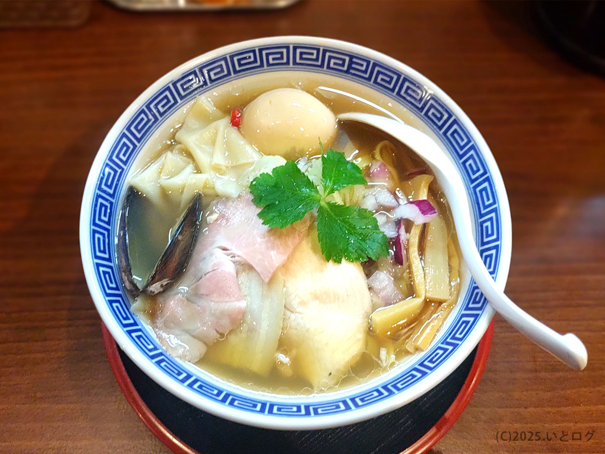 だし廊-DASHIRO 仙台南町通り本店の人気メニュー『貝だし塩そば』。透き通るスープに三つ葉と紫玉ねぎが彩る、上品で旨みあふれる一杯。