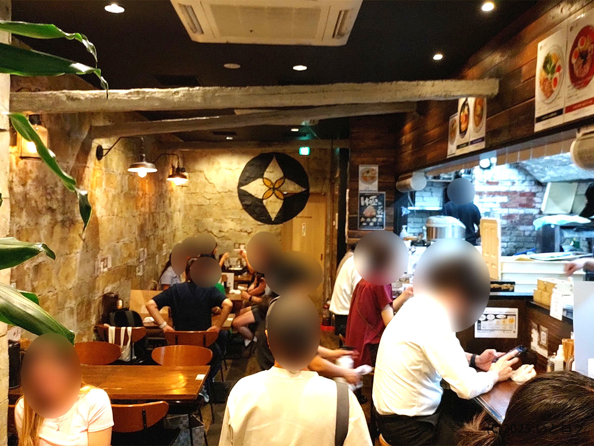 だし廊 仙台南町通り本店の店内。木の温もりがある落ち着いた雰囲気で、カウンターやテーブル席が並ぶ。夜は多くの客でにぎわう。