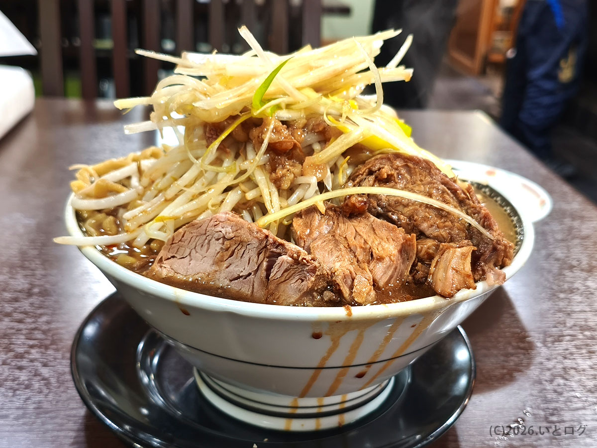自家製麺 太宰食堂 甲府で提供されるラーメン。山盛りのもやしと分厚い豚が丼から溢れそうな迫力ある一杯