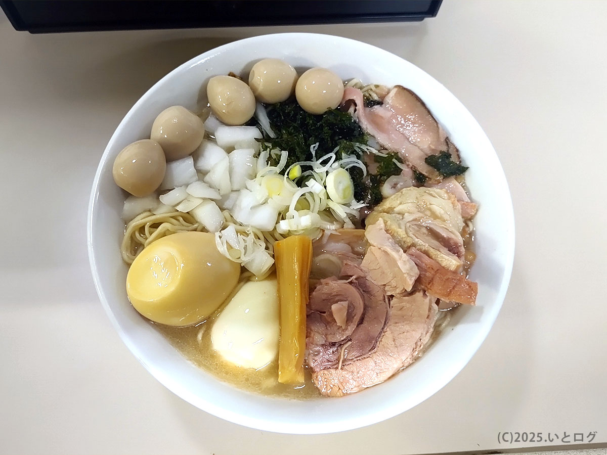 自家製麺 太宰本店〈山梨県甲斐市〉の特製ラーメン。味玉・うずら卵・刻み玉ねぎ・青のり・厚切りチャーシューを“コール全部”で盛り付けた迫力ある一杯。