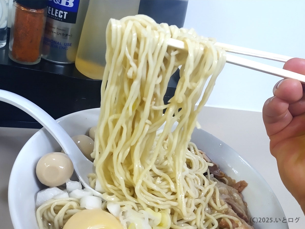 太宰本店の自家製ストレート麺を箸でリフトアップ。スープをまとった細麺のツヤが「太宰本店 ラーメン」メニュー人気の理由を物語る。