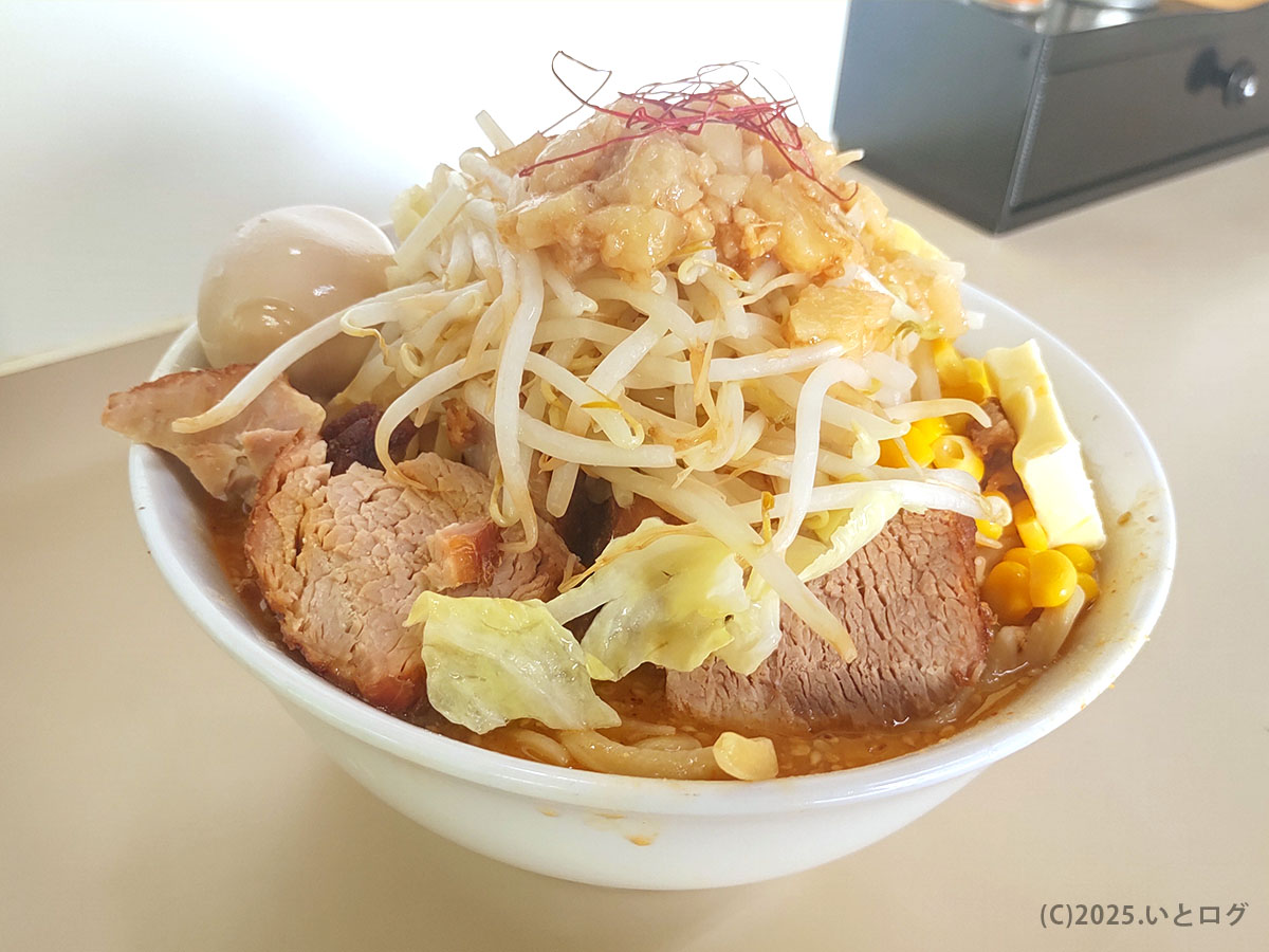 山梨県甲斐市の自家製麺 太宰本店のラーメン。分厚いチャーシュー、山盛りのもやしとキャベツ、ニンニクのせの迫力ある一杯。太宰本店 ラーメン コールで楽しめる限定メニュー。