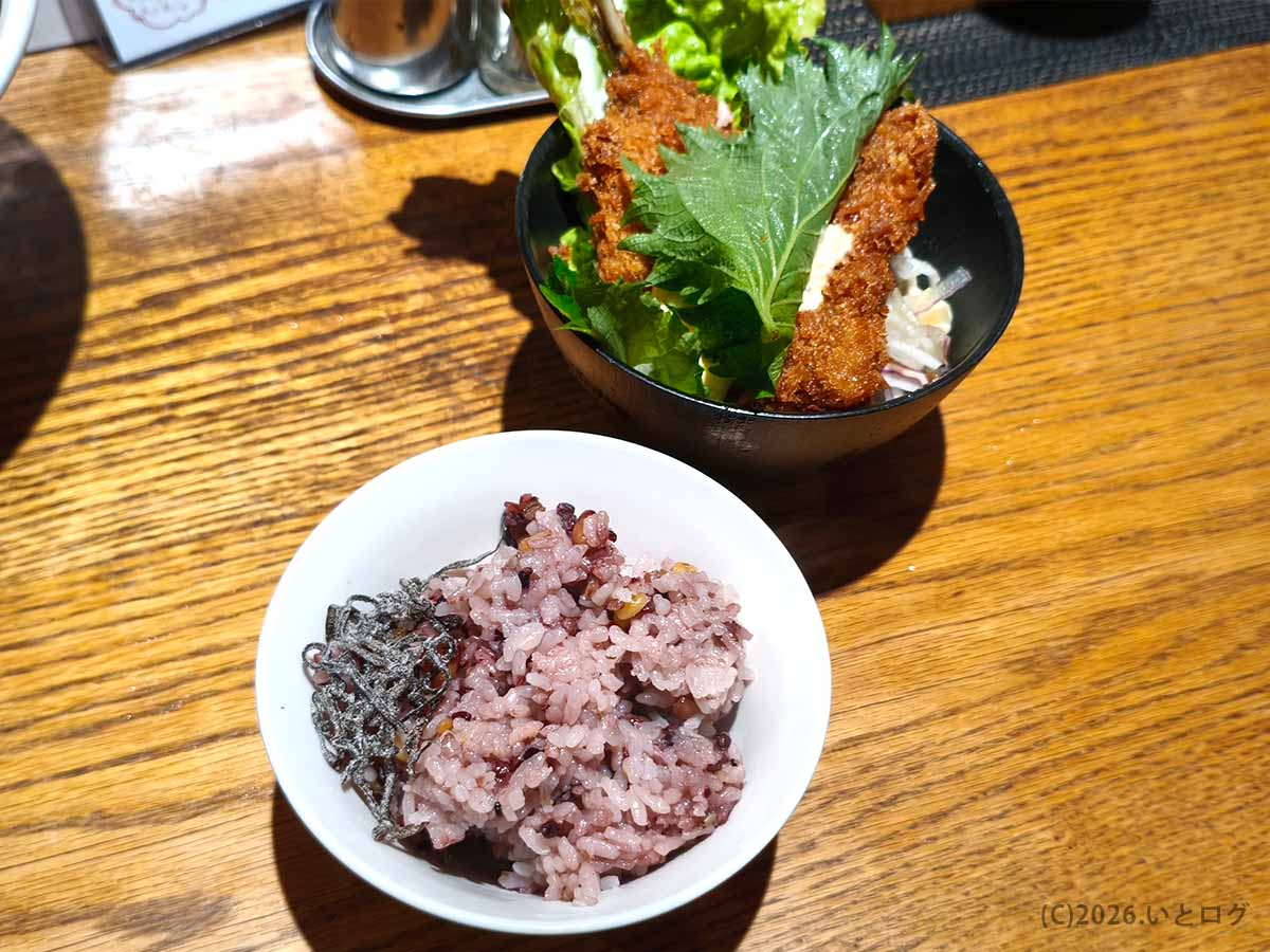 堂の浦 鳴門本店で注文した、揚げたてのアジフライと雑穀ご飯が付くあじふらいセット