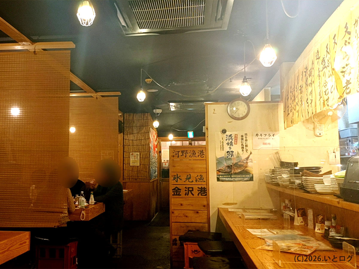 越前鮮魚店 片町店の店内の様子　福井片町にある海鮮居酒屋のテーブル席