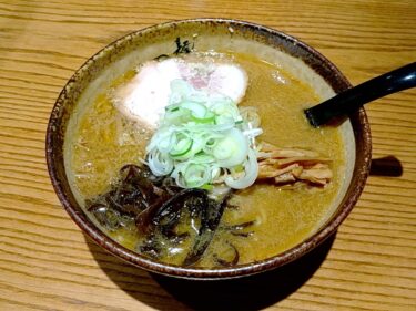 【麺屋つくし 富山駅店】富山で札幌味噌ラーメンの名店「すみれ」を受け継ぐ味。自家製チャーシュー丼を添えて。