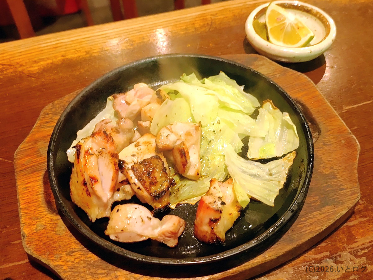 松山の居酒屋で味わう媛っこ地鶏の鉄板焼き。香ばしく焼かれた地鶏と野菜