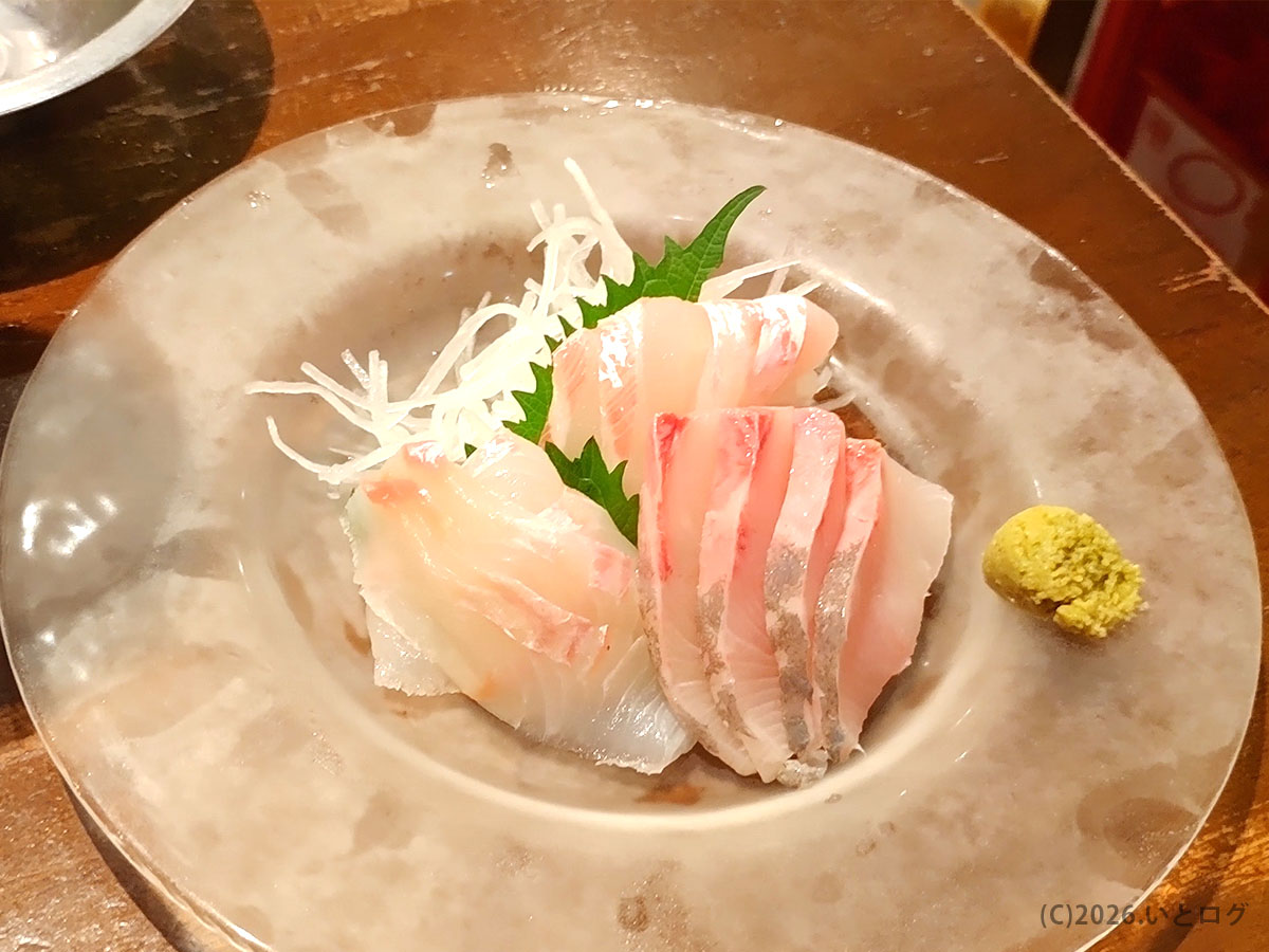 松山市の居酒屋で提供される刺身。大衆酒場らしい価格と鮮度が魅力の一皿