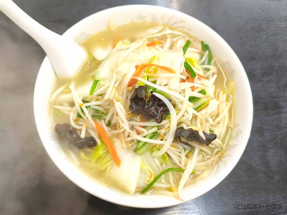 中華 福吉の名物タンメン950円を真上から撮影。もやし、白菜、ニンジン、ニラ、キクラゲが山盛りにのった野菜たっぷりのラーメン