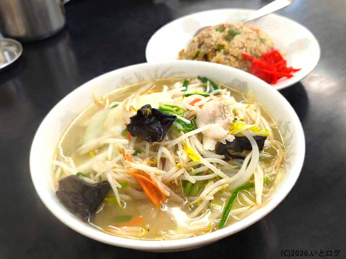 山梨県甲府市の中華 福吉で注文したタンメンとチャーハン。野菜が山盛りのタンメンと紅しょうがを添えた炒飯が並ぶ