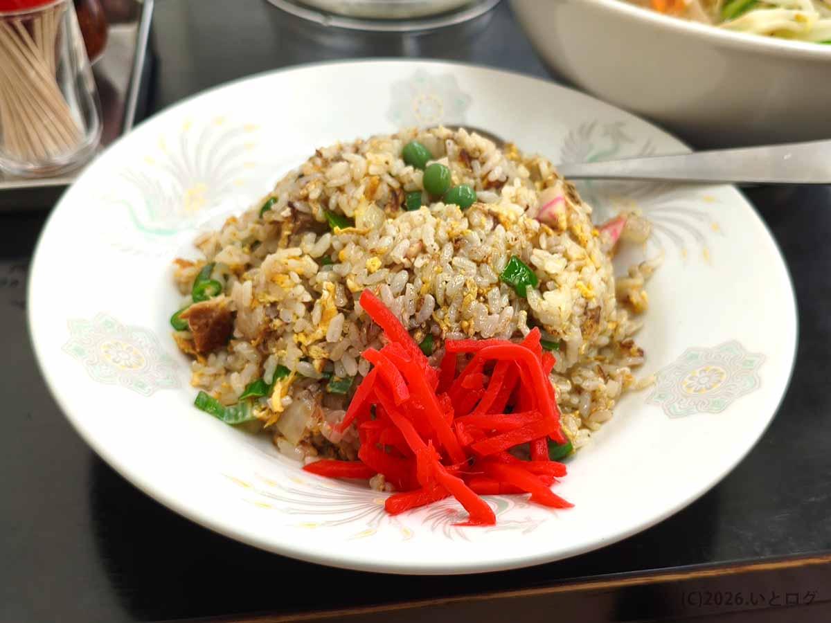 甲府市の中華 福吉で提供されるチャーハン950円。卵やネギ、グリーンピースなどが入った炒飯に紅しょうがが添えられている