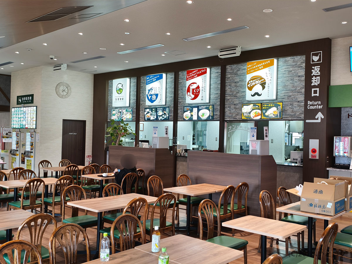 双葉サービスエリア下りのフードコート店内　レストランメニューやグルメが楽しめる施設
