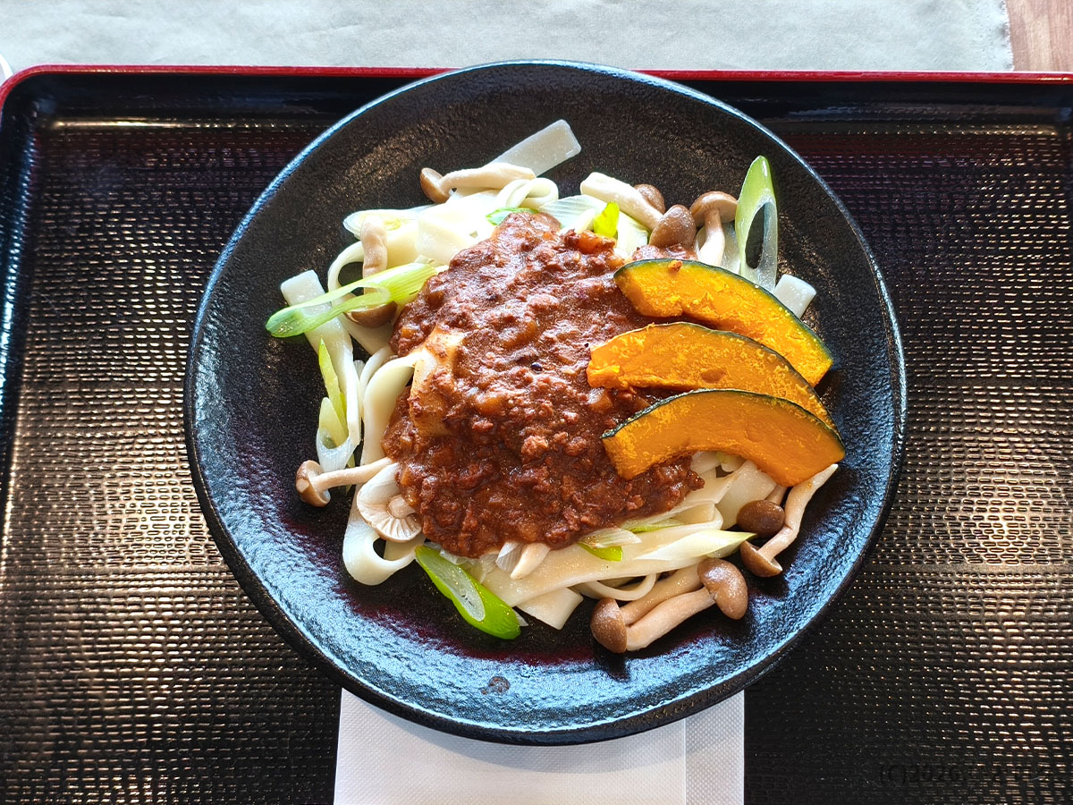 双葉サービスエリア下り新メニュー　肉みそ焼きほうとう