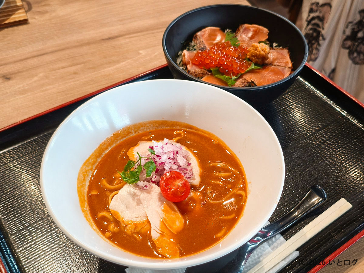 双葉サービスエリア下りのグルメ　超濃厚オマール海老ラーメンと知床鮭いくら丼