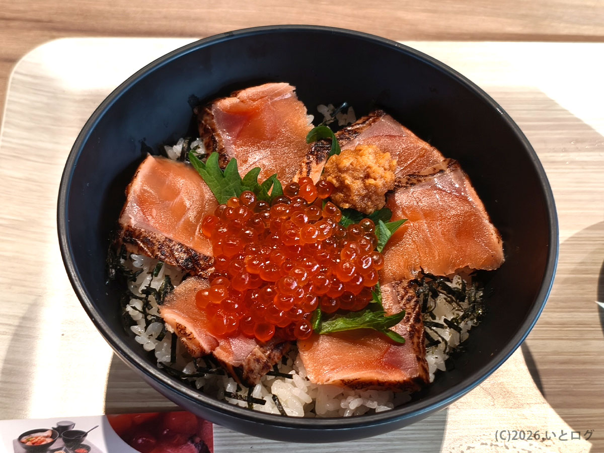 双葉サービスエリア下りの海鮮グルメ　知床鮭いくら丼