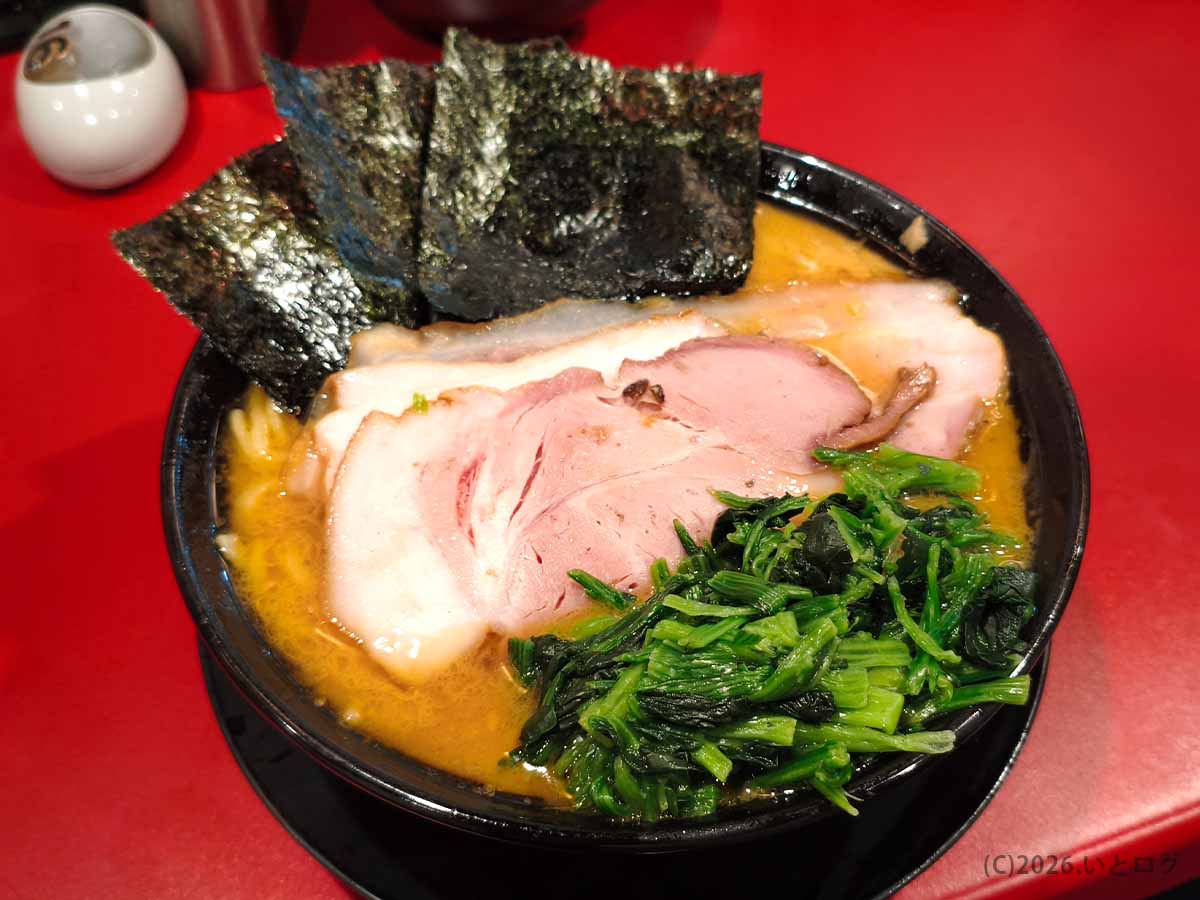 大阪・JR難波近くの我道家 OSAKA本店で提供されたチャーシュー、海苔、ほうれん草入りの家系ラーメン