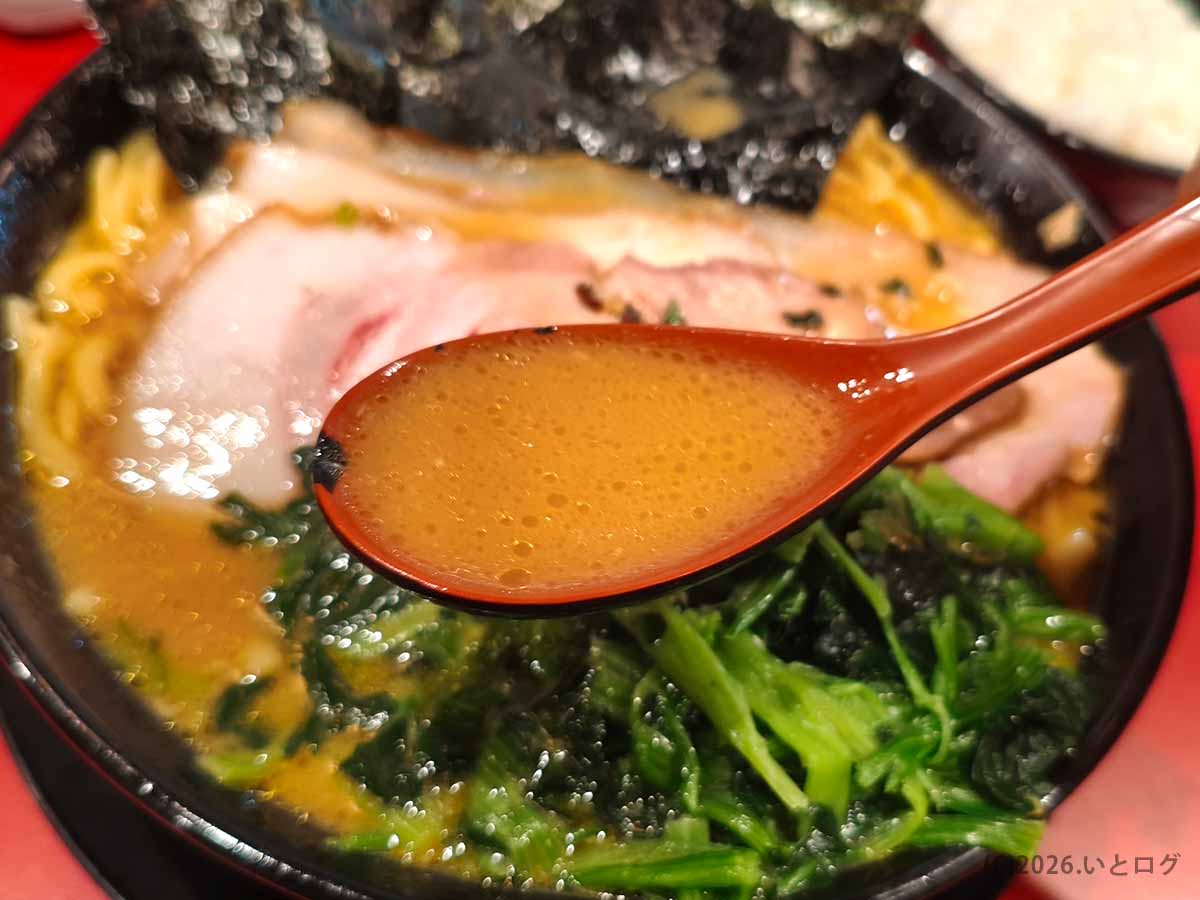 我道家 OSAKA本店の家系ラーメンからレンゲですくった濃厚な豚骨醤油スープ
