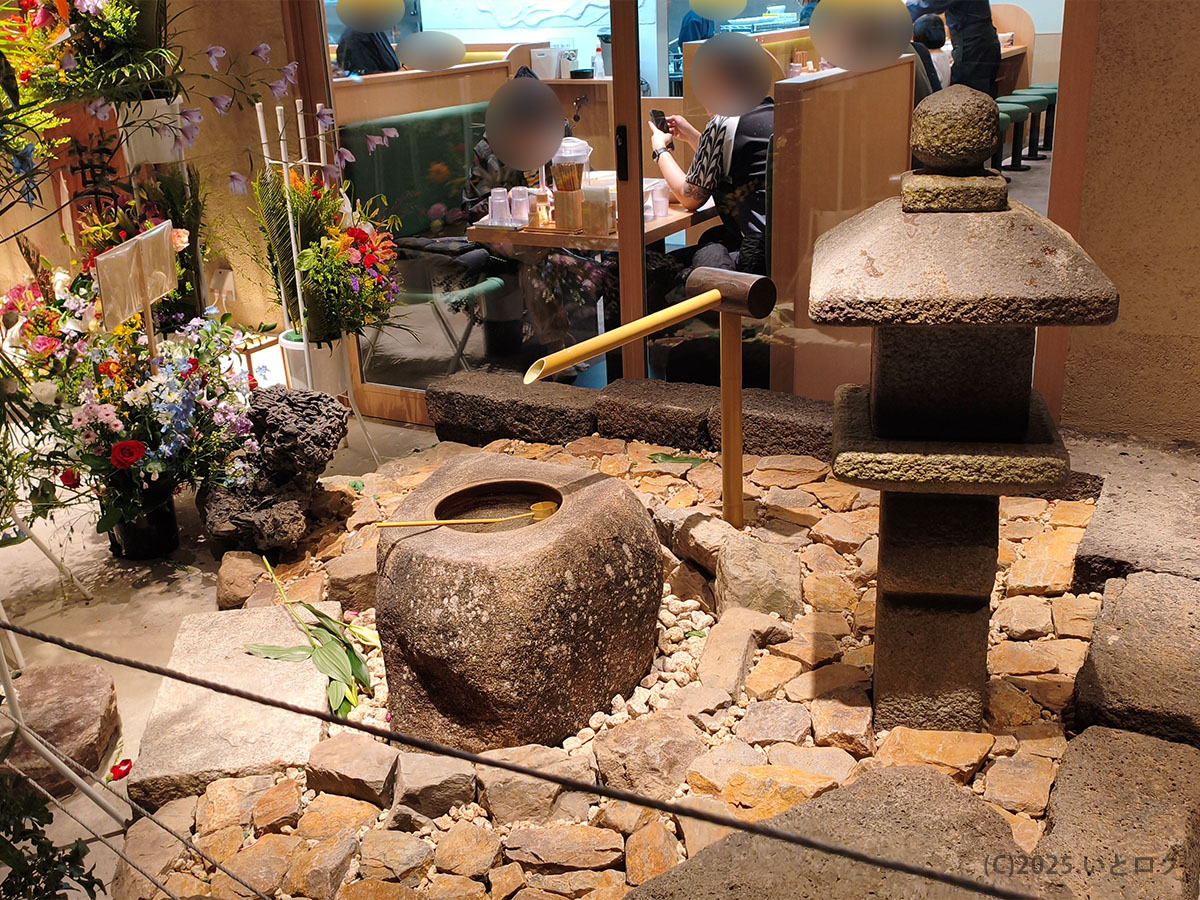 富士河口湖町に新オープンした「らぁ麺 八葉」の入口にあるつくばいと灯籠。和の趣を感じる庭園風の演出が印象的な山梨の新店舗ラーメン店。