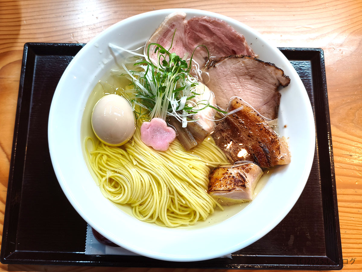 鶏出汁中華そば 珀寛流の鶏清湯ラーメン全体像、淡麗なスープと細麺の組み合わせ