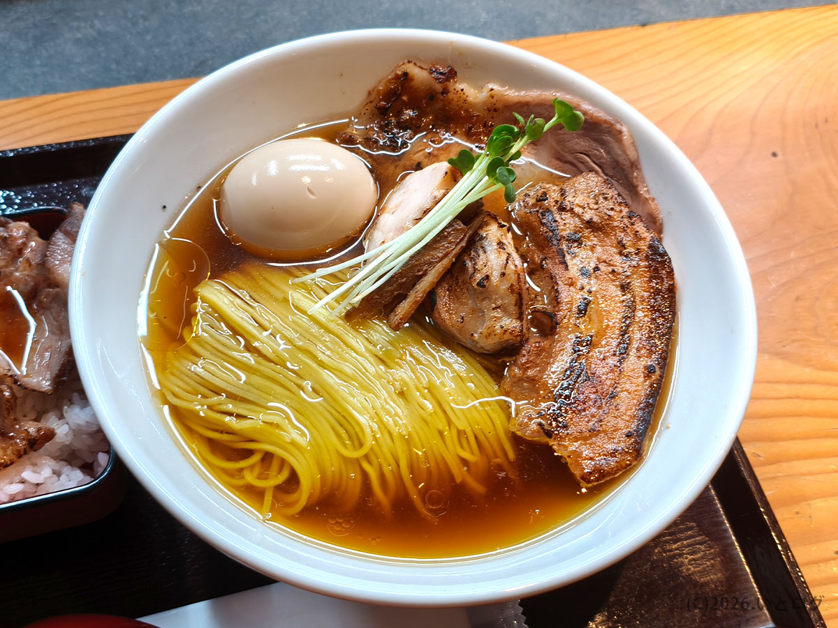 鶏出汁中華そば 珀寛流(はかり)甲斐市の醤油ラーメン、味玉と炙りチャーシューがのる一杯