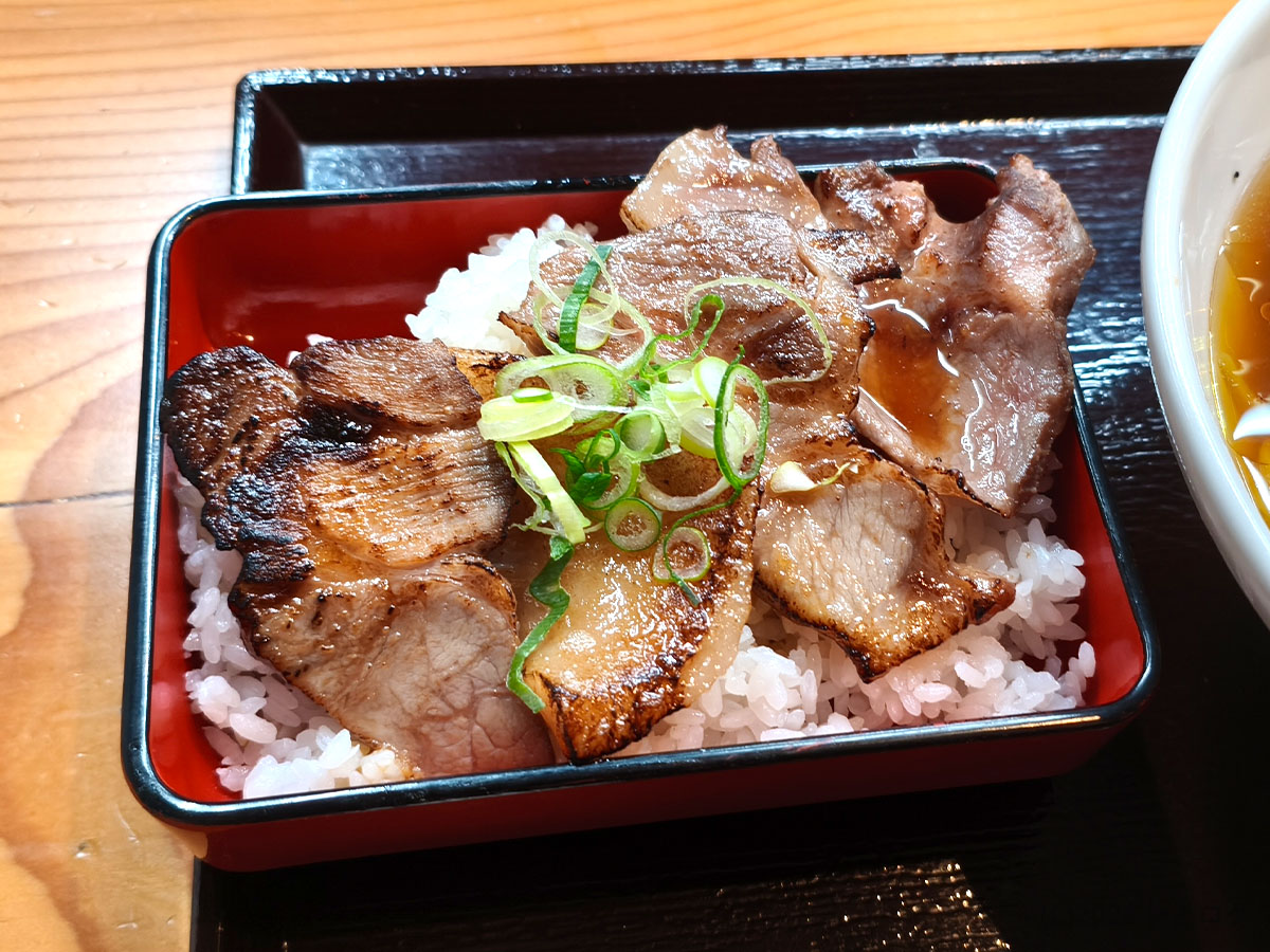甲斐市下今井ラーメン店 はかり の豚めし。焼き目のついた豚肉がご飯を覆う