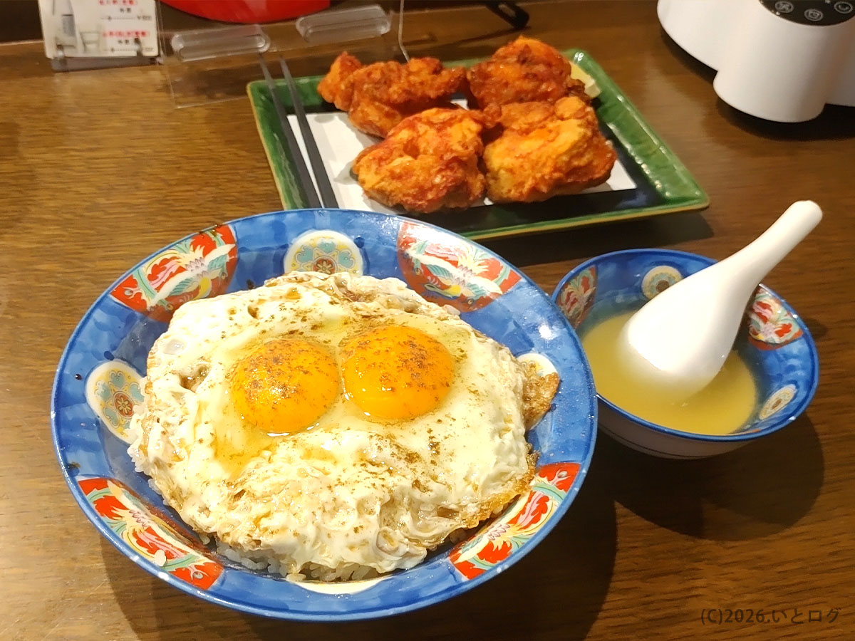 白楽天 今治本店の焼豚玉子飯と唐揚げを並べた定食スタイル、今治名物らしいボリューム感が伝わる一皿
