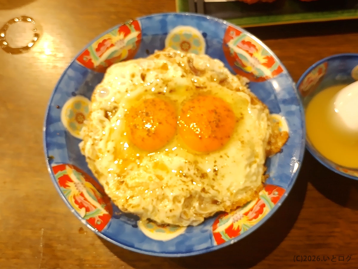 白楽天 今治の名物・焼豚玉子飯を真上から撮影、半熟の目玉焼きが特徴的な一杯